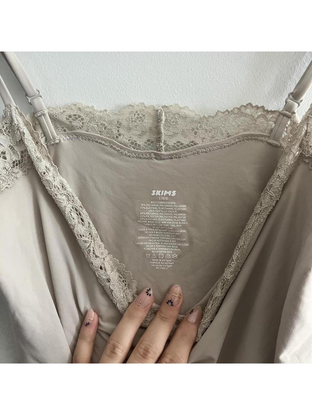 Skims Fits Everybody Lace Bodysuit - Picture 2 of 3